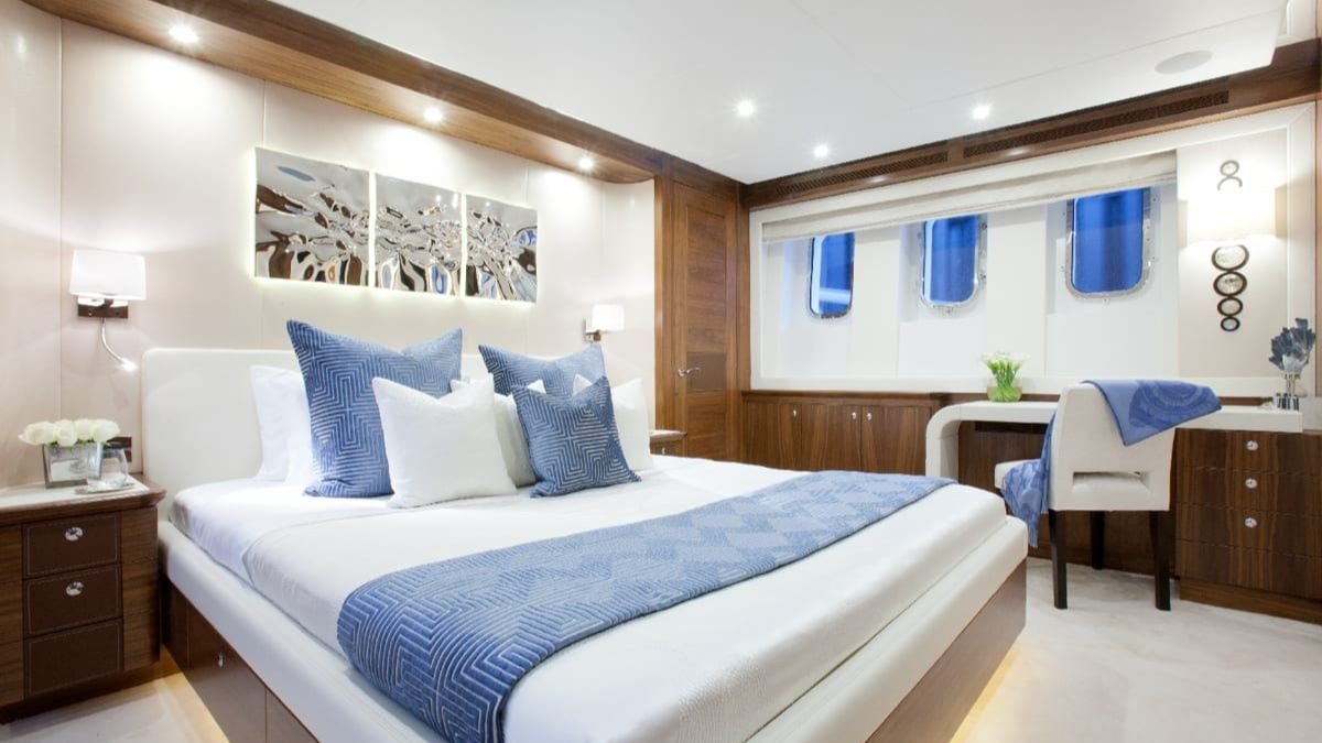 FIREFLY Yacht Charter