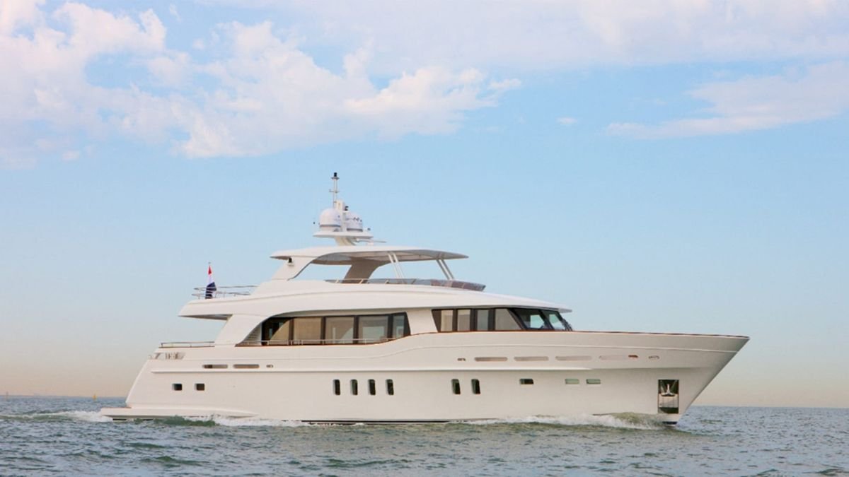 FIREFLY Yacht Charter